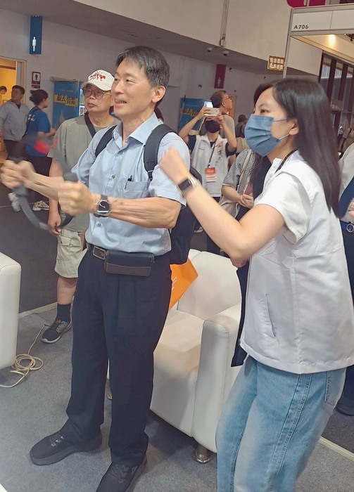 老年所學生&職能治療師 向成大醫院楊宜青主任說明健身環使用方式，邀請加入我們的行列圖片