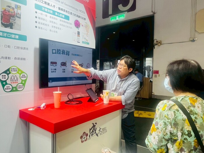 老年所學生&牙科醫師 說明口腔衰弱樣態，解說吞嚥、咀嚼對長者健康的重要性圖片