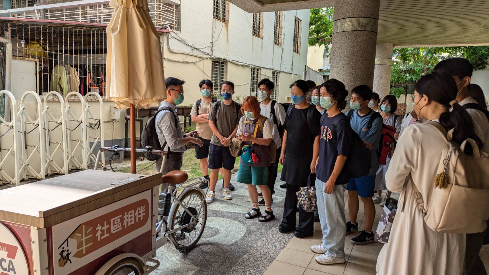 劉立凡及楊佳翰老師國際化課程_健康老化之路【YMCA盧紀邦主任向台日學生說明社區共生的長照介入方案】